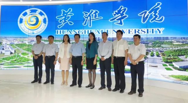 中華職業(yè)教育社理事長(zhǎng)陳昌智、河南省副省長(zhǎng)霍金花一行參觀展廳